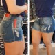 Short jeans lavado, com detalhes em rasgados frontais,