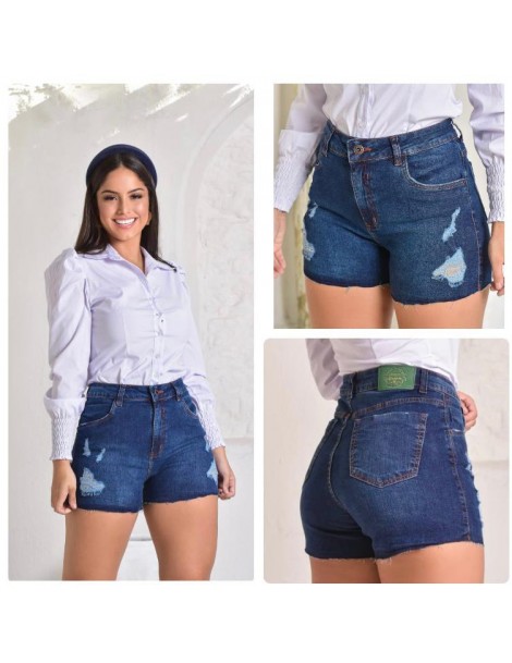 Short jeans lavado, com lycra, com detalhes, em rasgados frontais.