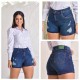 Short jeans lavado, com lycra, com detalhes, em rasgados frontais.