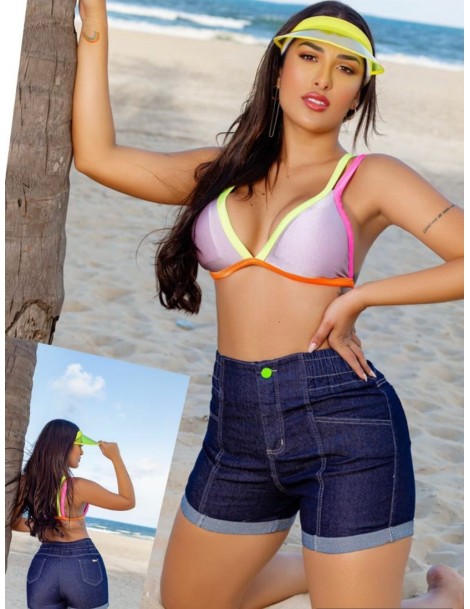 Short jeans escuro.