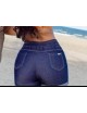 Short jeans escuro.